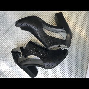 White Mountain Women’s Black Stack Heels